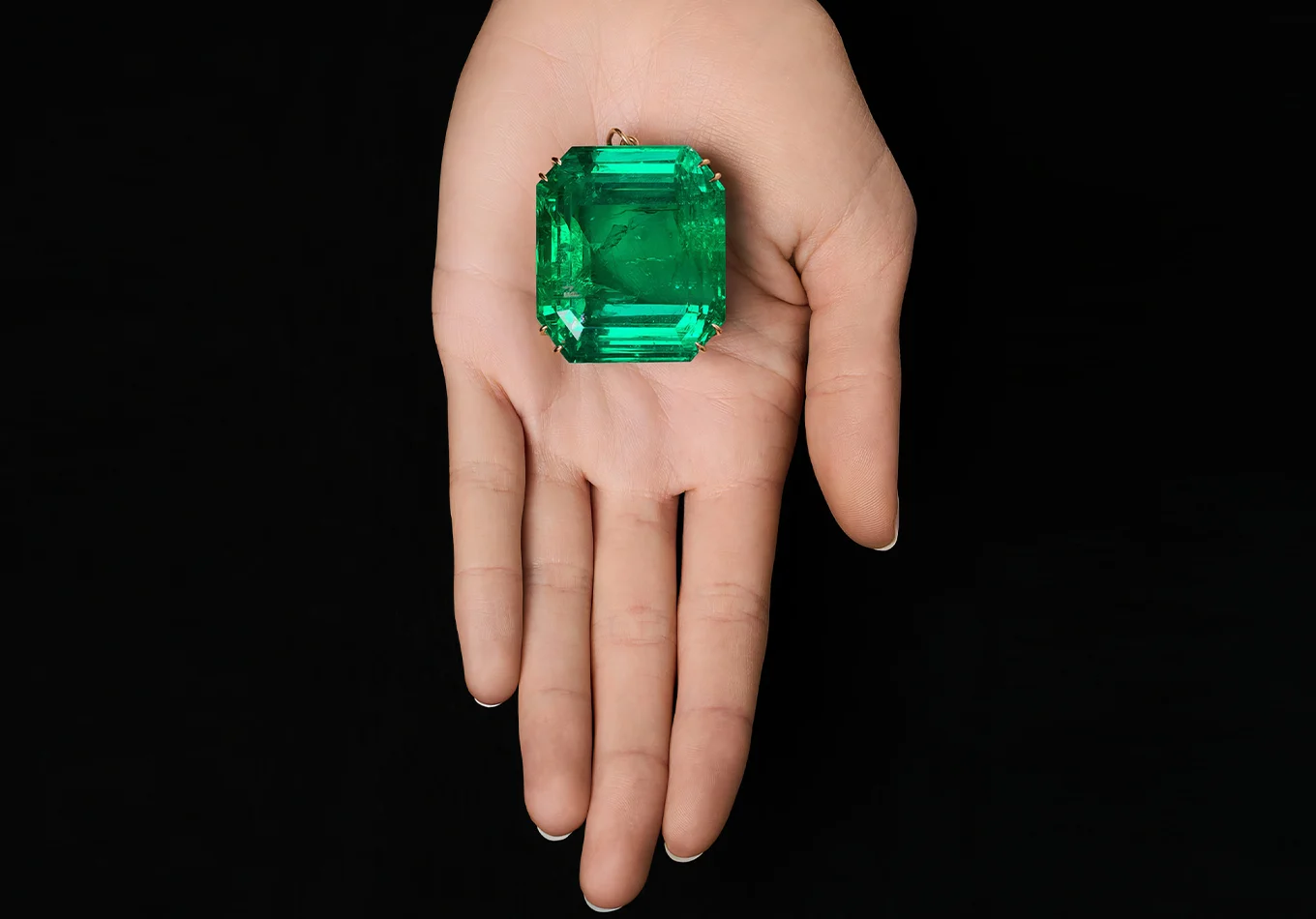 Unique 280.84 Carat Emerald Amazon Queen Gold Chain. Phillips Breaks Records with .8M Pink Diamond at Geneva Auction. News