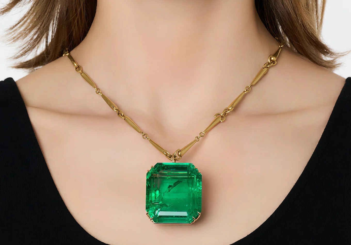 280.84 Carat Emerald Amazon Queen Gold Chain. Phillips Breaks Records with .8M Pink Diamond at Geneva Auction. News