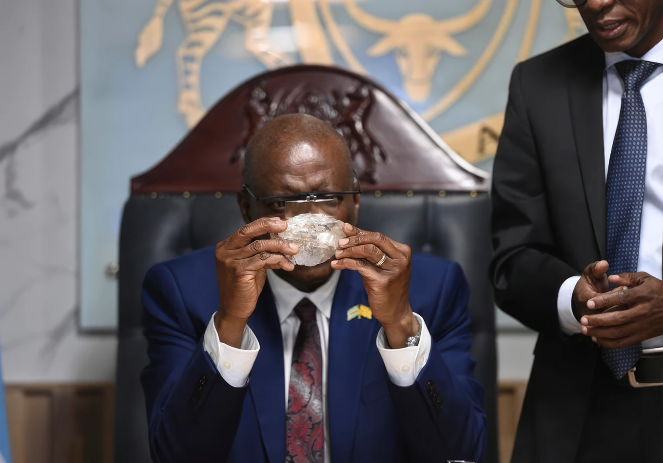 Botswana’s President Mokgweetsi Masisi is holding a 2,492-Carat Diamond Crystal. Century-Old Record Challenged: Lucara Unveils 2,492-Carat Diamond. News