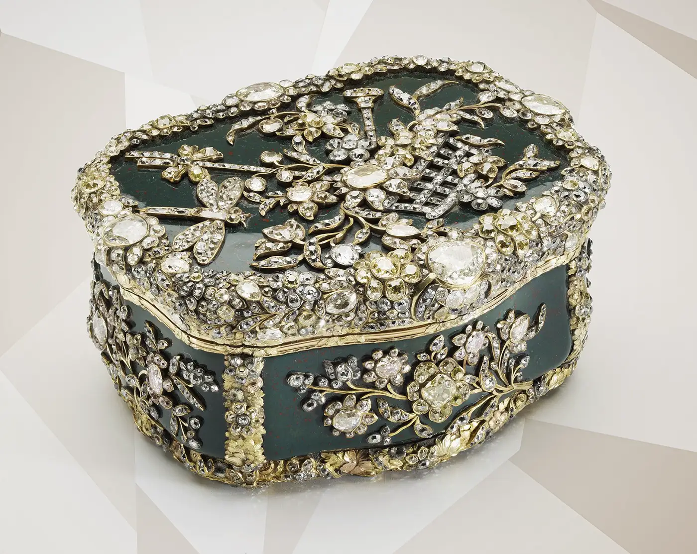 Floral diamond table snuff box acquired by Queen Mary. Diamonds, Gold, and Chaos: Thieves Escape With alt=