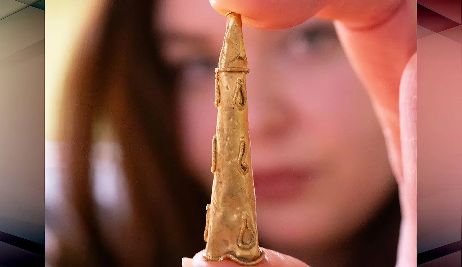 Roman Era Hercules Club Jewel. Visualization of sizes in hands. Hidden Treasures: The Top Metal Detecting Discoveries of 2024. US