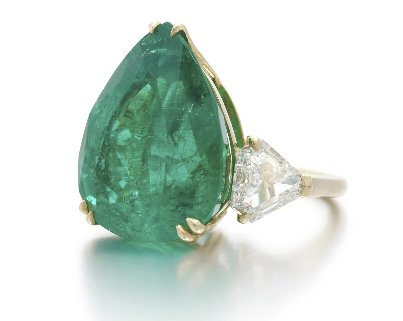 23,55 carats Emerald Diamond Ring. Luxury Auction in Saudi Arabia: Jewelry Struggles as Fine Art Dominates. News