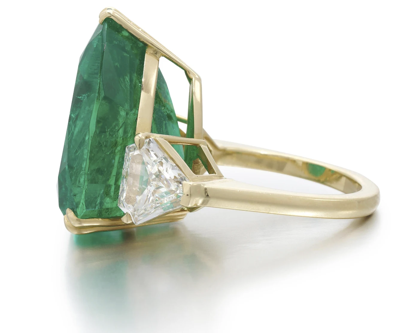 23,55 carats Emerald Diamond Ring, side view. Luxury Auction in Saudi Arabia: Jewelry Struggles as Fine Art Dominates. News