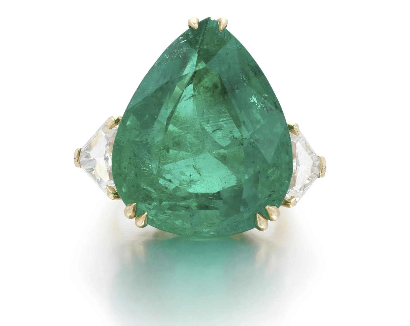 23,55 carats Emerald and Diamond Ring. Luxury Auction in Saudi Arabia: Jewelry Struggles as Fine Art Dominates. News