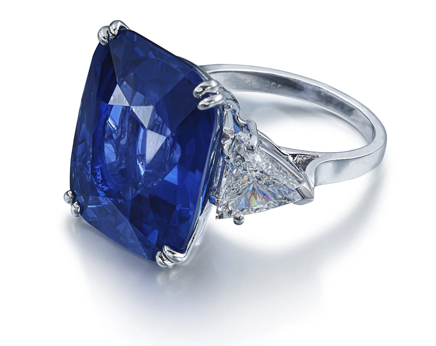 29,05 carats Sapphire and Diamond Ring, France, side view. Luxury Auction in Saudi Arabia: Jewelry Struggles as Fine Art Dominates. News