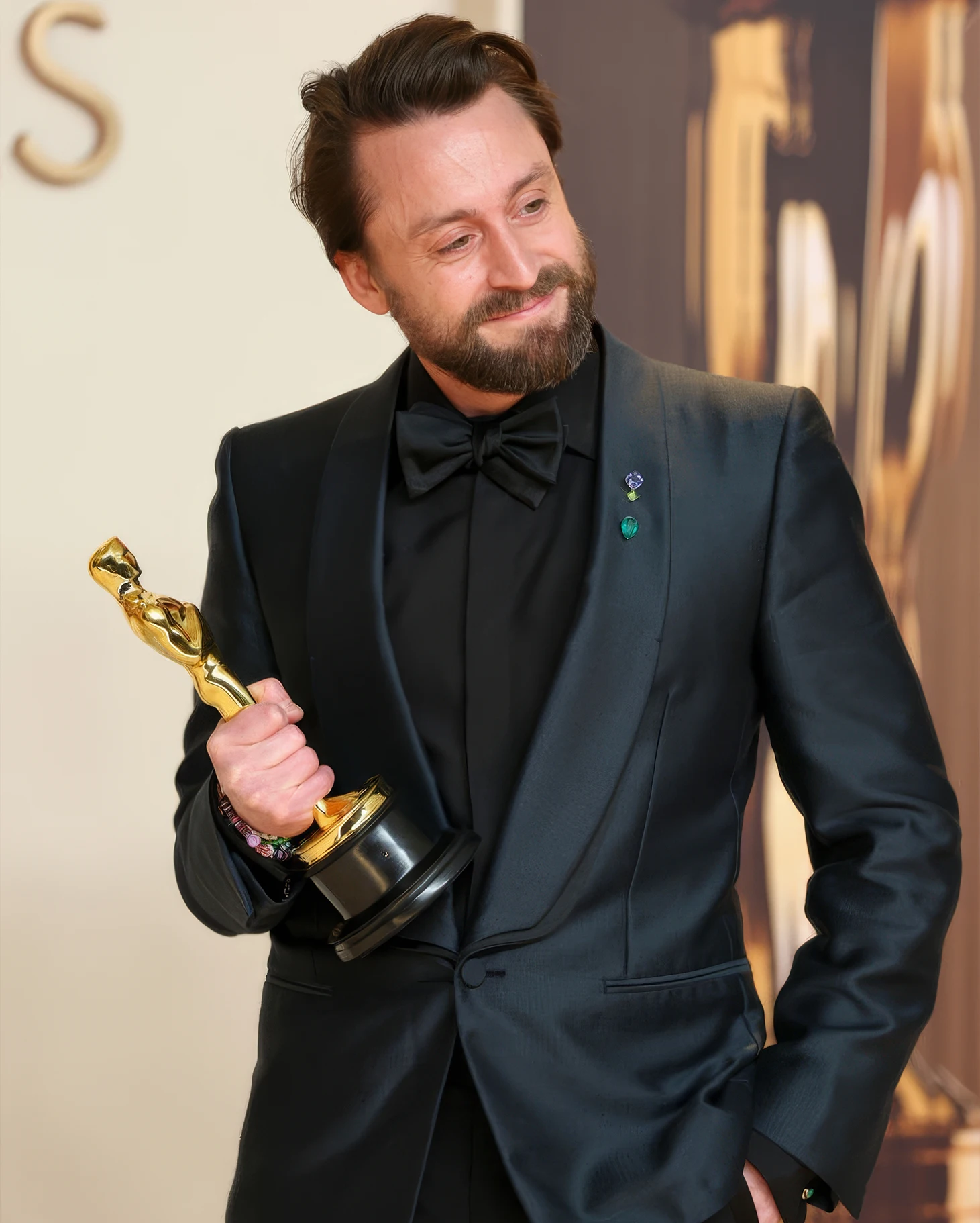 Kieran Culkin. Fred Leighton and Kwiat emerald peridot sapphire custom brooch. The 6 Most Stunning Jewelry Moments from the 2025 Oscars—For Both Women & Men. News