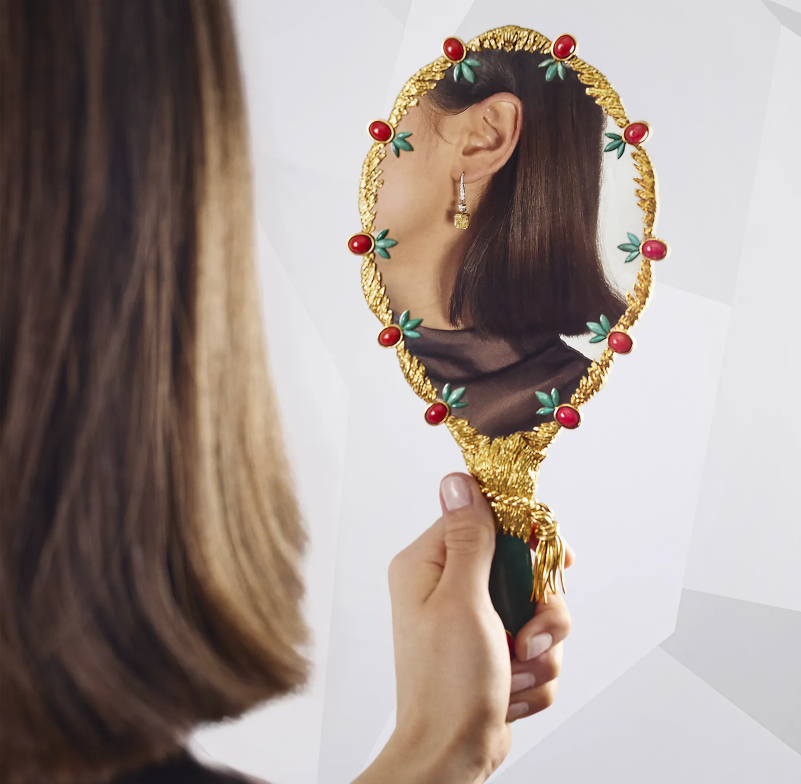 Bonhams Brings the Past to Life with Chaumet’s Hidden Jewels. News | Olertis Chaumet Turquoise Coral and Aventurine Hand Mirror in the girl hands. Circa 1968. Bonhams Brings the Past to Life with Chaumet’s Hidden Jewels. News
