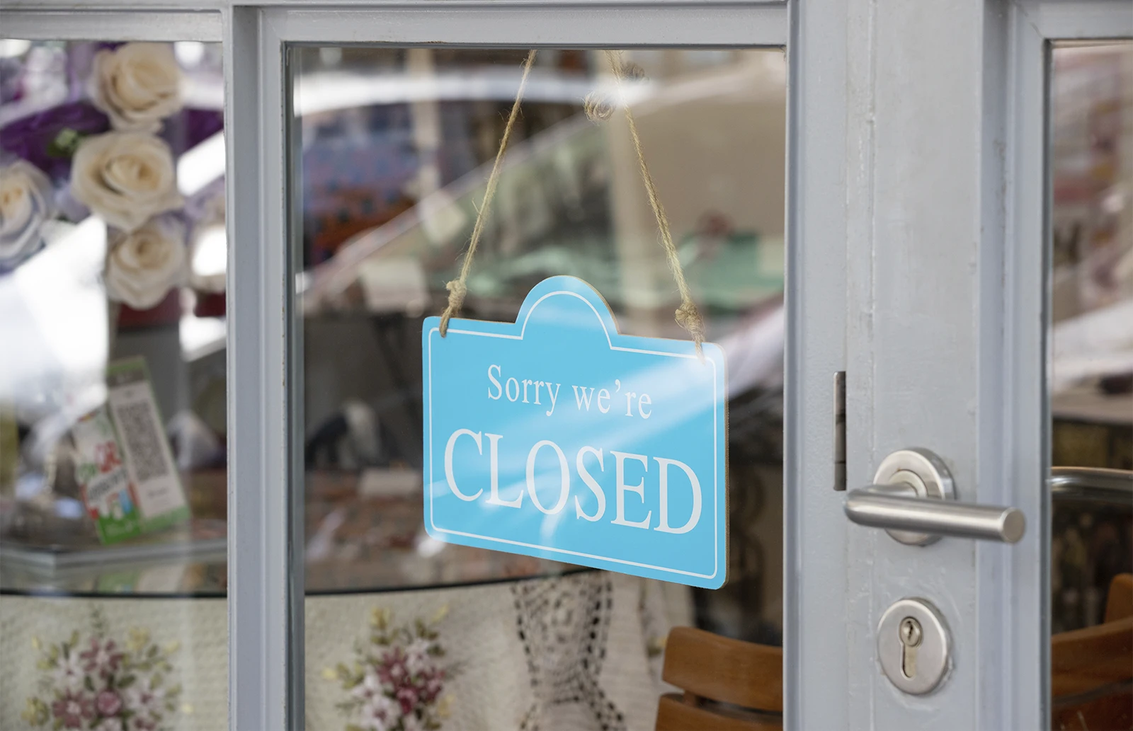 Retail Closures in the US: Why Things Are Looking Almost As Grim As During the Pandemic? News | Olertis Closed shop. Sign 'Sorry we're closed'. Retail Closures in the US: Why Things Are Looking Almost As Grim As During the Pandemic? News