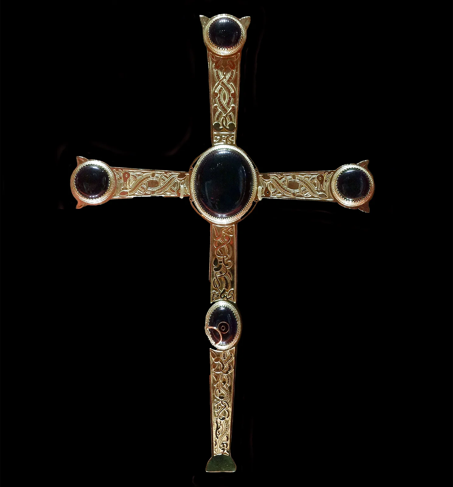 The Staffordshire Hoard: Who Buried It and Why? News | Olertis The broken altar cross with jewels. The Staffordshire Hoard: Who Buried It and Why? News