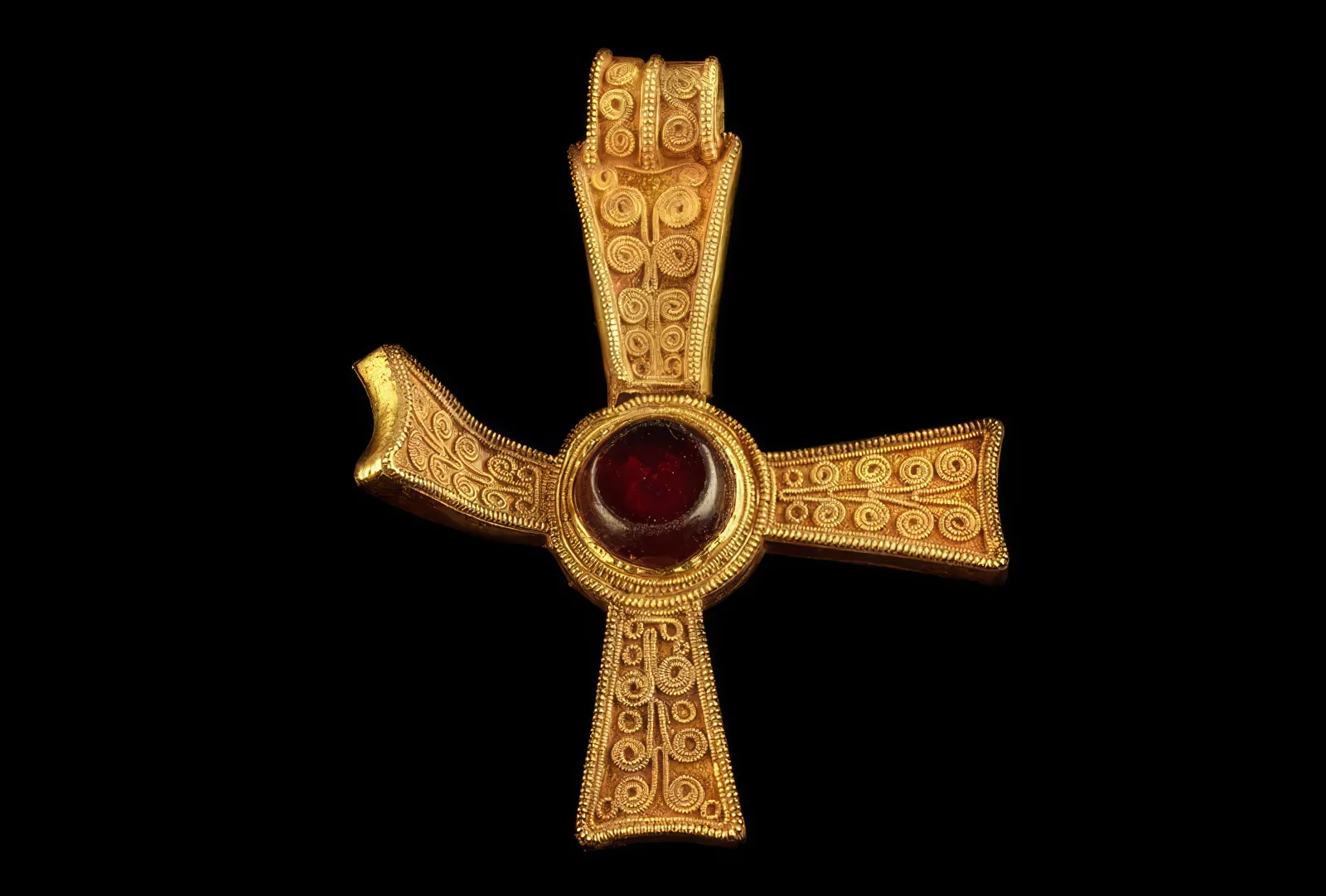 The Staffordshire Hoard: Who Buried It and Why? News | Olertis Well preserved gold pectoral cross with garnet. The Staffordshire Hoard: Who Buried It and Why? News
