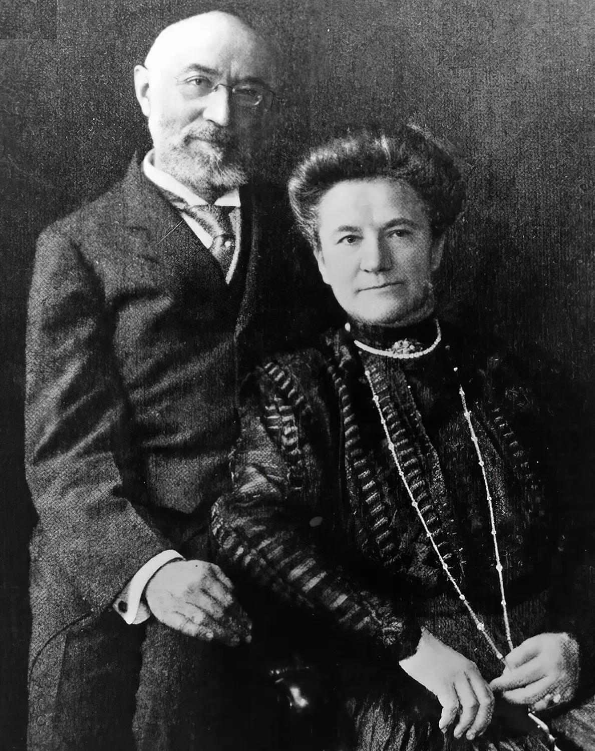 Isidor and Ida Straus, a prominent couple aboard the Titanic, were among those who perished in the 1912 tragedy. The Isidor Straus Titanic Pocket Watch Sold for 2.33M Dollars — A Record-Setting Piece of History. News.